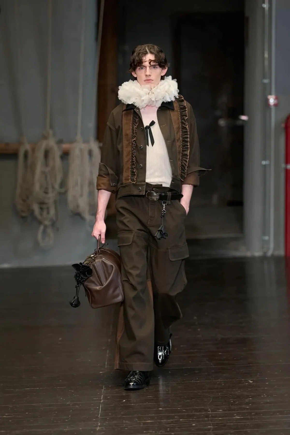 À Florence, Simone Rocha réinvente la masculinité du printemps 2027 entre douceur et rébellion