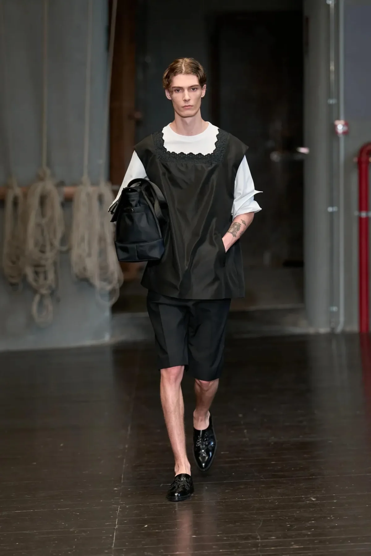 À Florence, Simone Rocha réinvente la masculinité du printemps 2027 entre douceur et rébellion