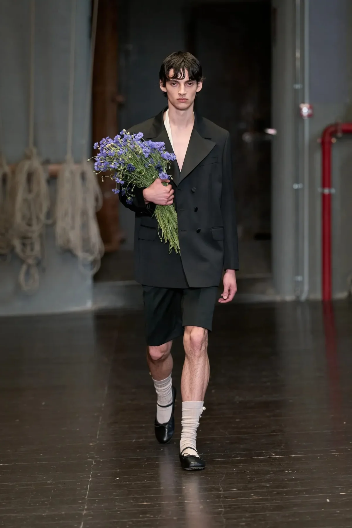 À Florence, Simone Rocha réinvente la masculinité du printemps 2027 entre douceur et rébellion