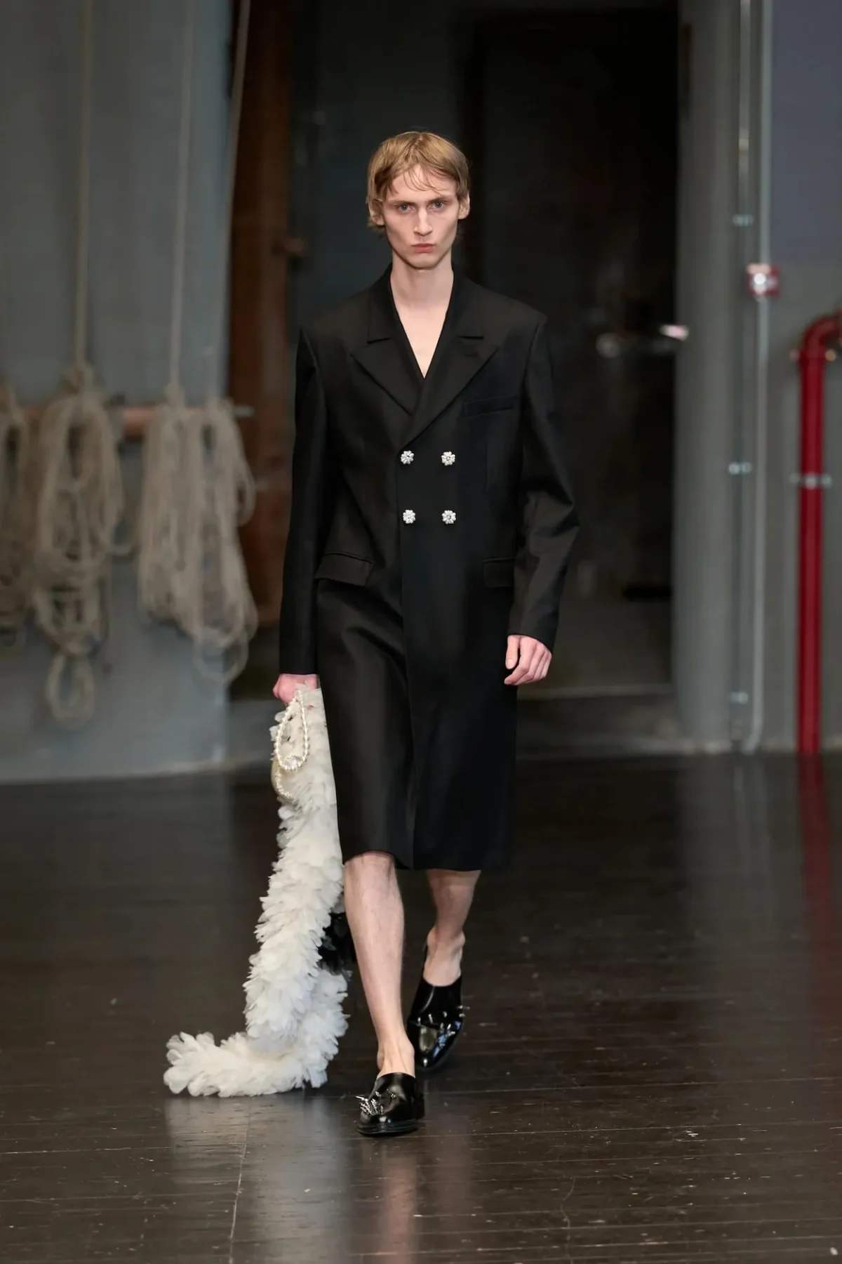 À Florence, Simone Rocha réinvente la masculinité du printemps 2027 entre douceur et rébellion