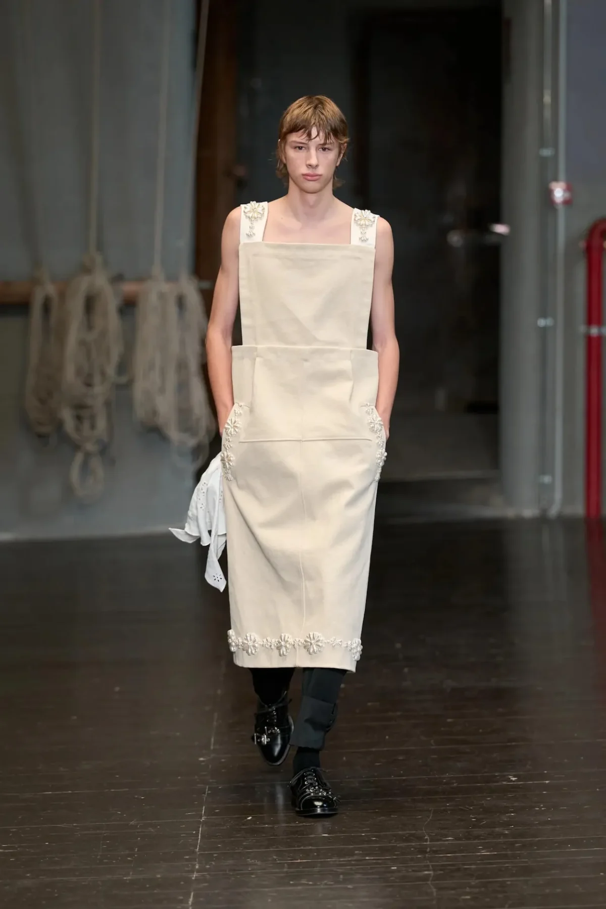 À Florence, Simone Rocha réinvente la masculinité du printemps 2027 entre douceur et rébellion