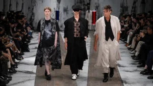 Yohji Yamamoto printemps 2027 - La leçon de l'épaule, entre chevalerie et liberté des genres
