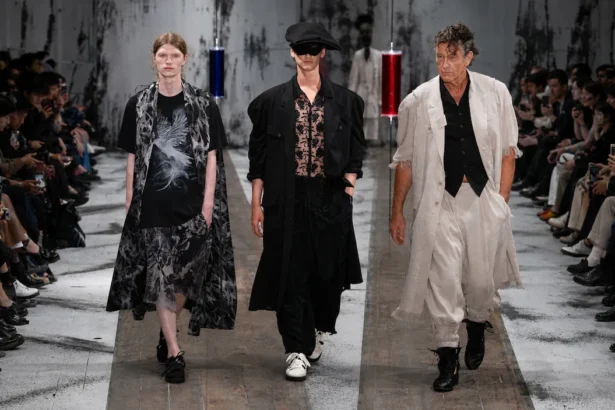 Yohji Yamamoto printemps 2027 - La leçon de l'épaule, entre chevalerie et liberté des genres