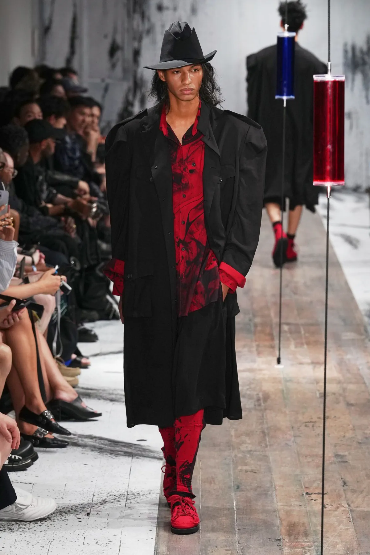 Yohji Yamamoto printemps 2027 - La leçon de l'épaule, entre chevalerie et liberté des genres