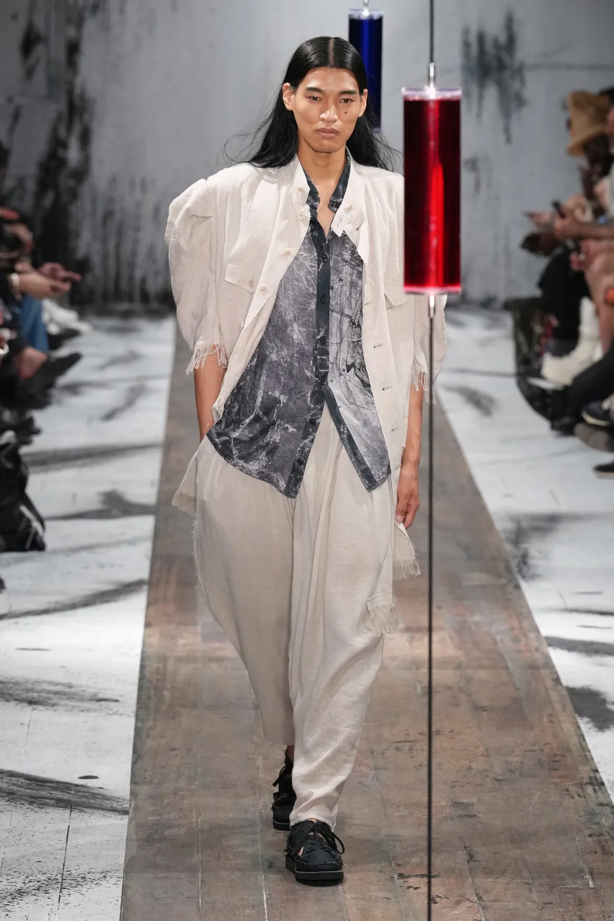 Yohji Yamamoto printemps 2027 - La leçon de l'épaule, entre chevalerie et liberté des genres