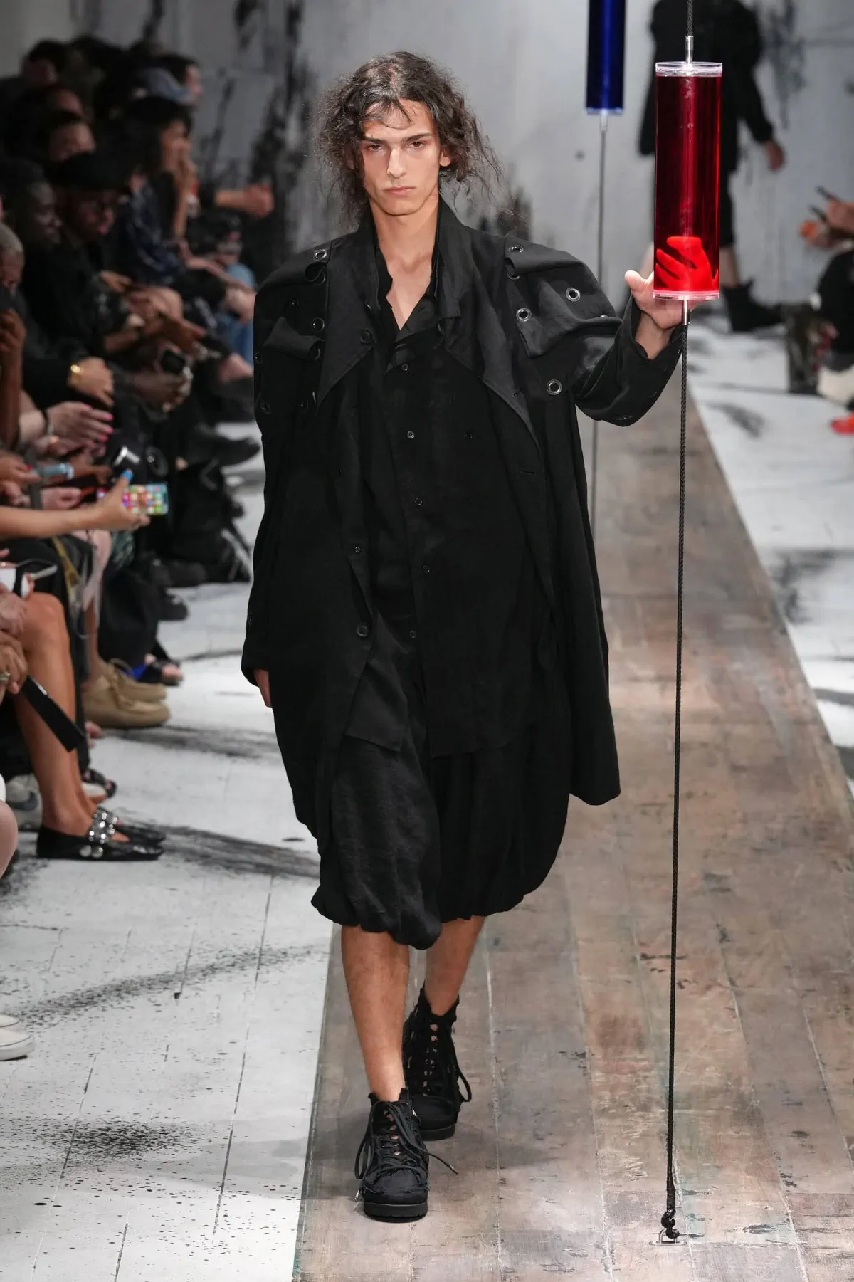 Yohji Yamamoto printemps 2027 - La leçon de l'épaule, entre chevalerie et liberté des genres