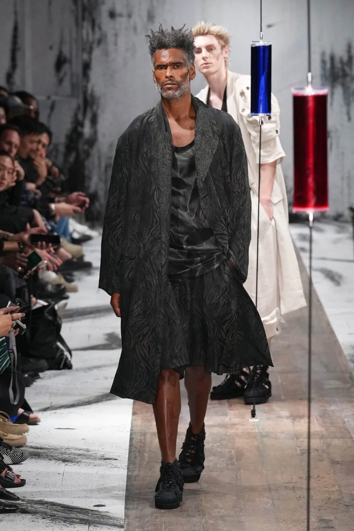 Yohji Yamamoto printemps 2027 - La leçon de l'épaule, entre chevalerie et liberté des genres