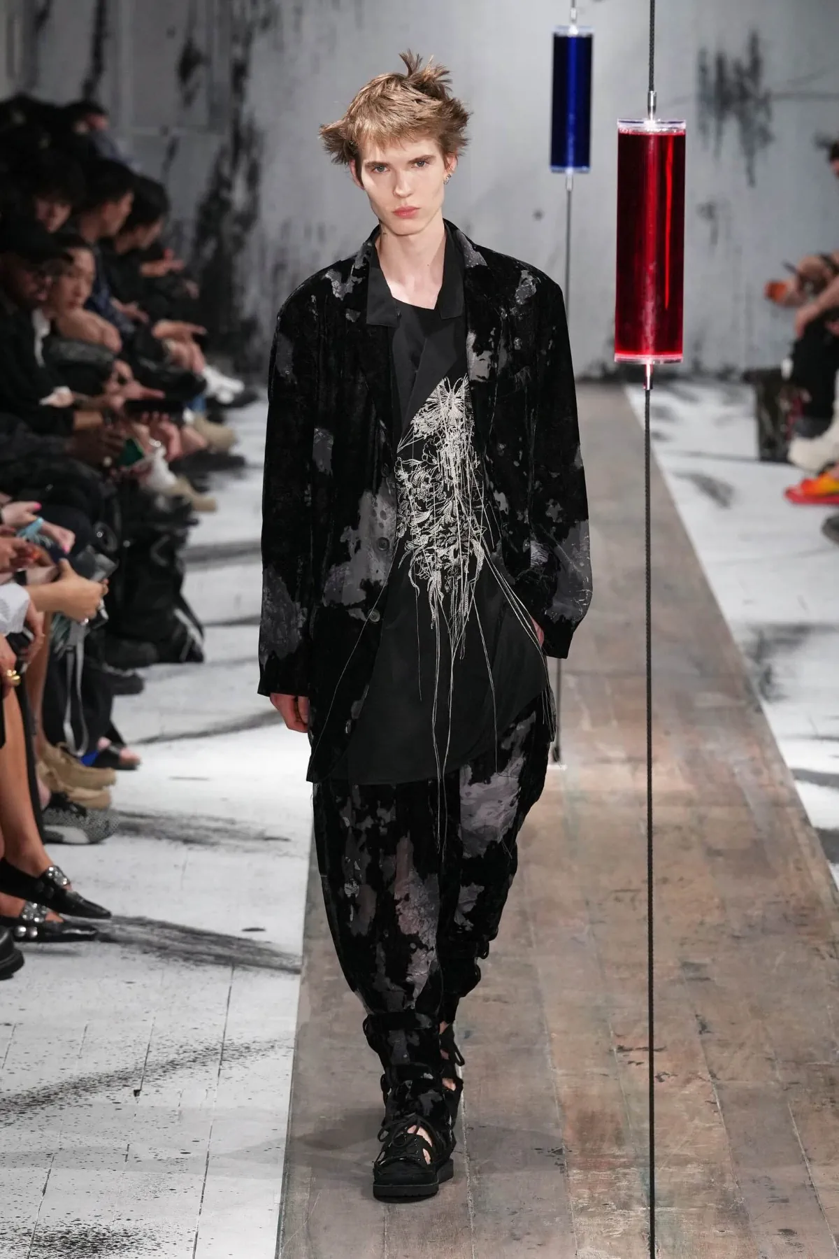 Yohji Yamamoto printemps 2027 - La leçon de l'épaule, entre chevalerie et liberté des genres