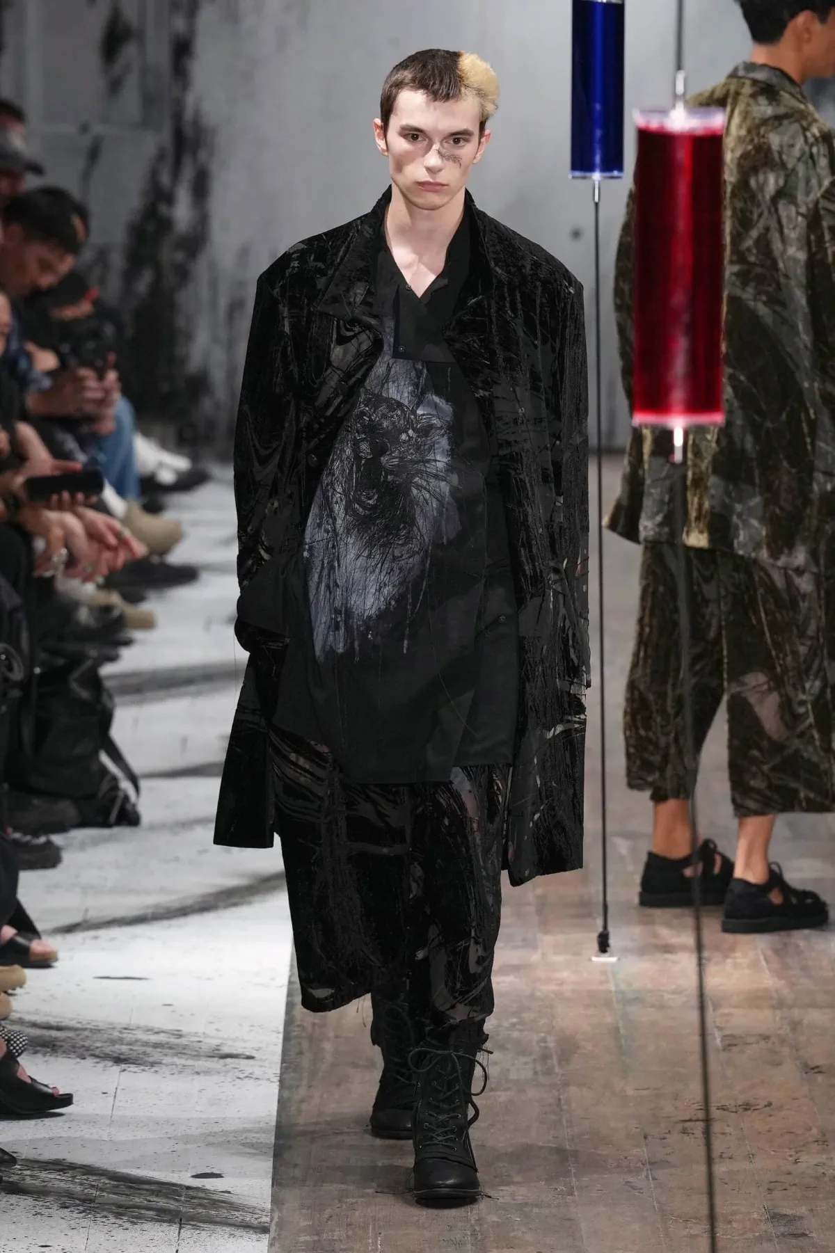 Yohji Yamamoto printemps 2027 - La leçon de l'épaule, entre chevalerie et liberté des genres
