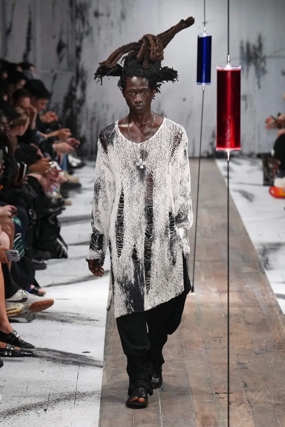 Yohji Yamamoto printemps 2027 - La leçon de l'épaule, entre chevalerie et liberté des genres