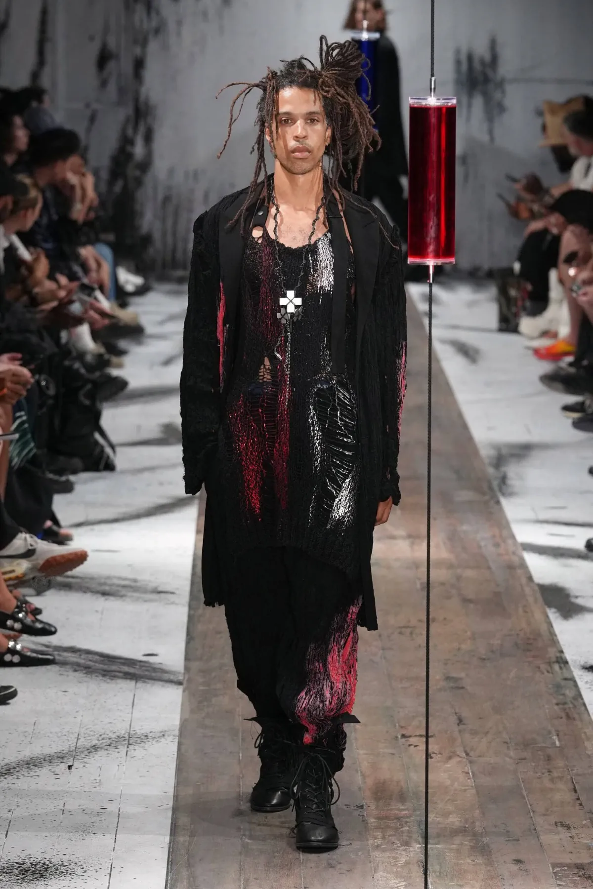 Yohji Yamamoto printemps 2027 - La leçon de l'épaule, entre chevalerie et liberté des genres