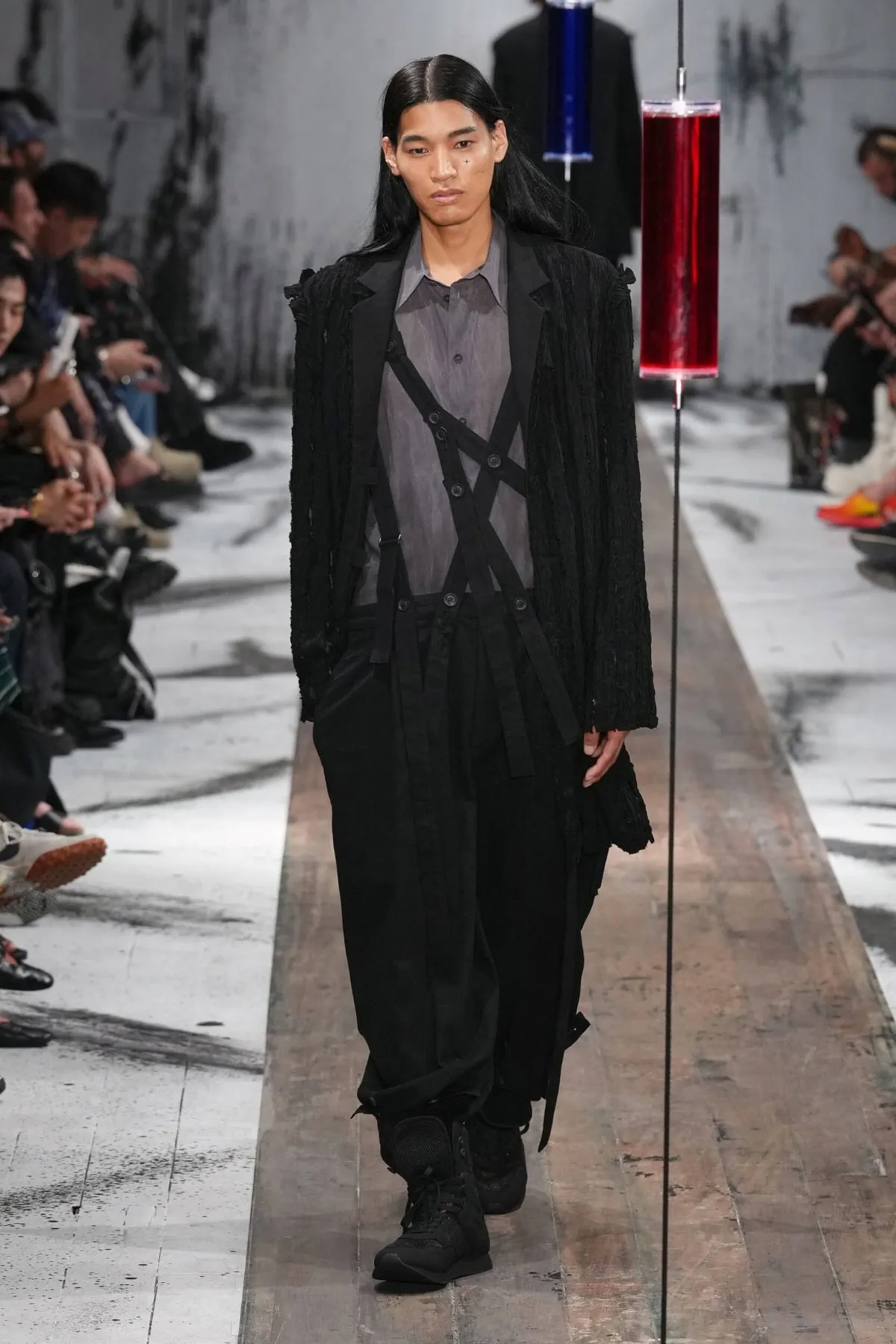 Yohji Yamamoto printemps 2027 - La leçon de l'épaule, entre chevalerie et liberté des genres