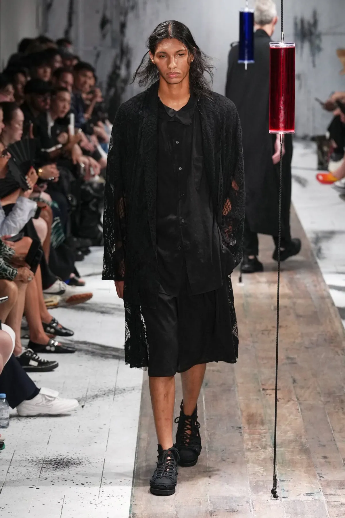 Yohji Yamamoto printemps 2027 - La leçon de l'épaule, entre chevalerie et liberté des genres