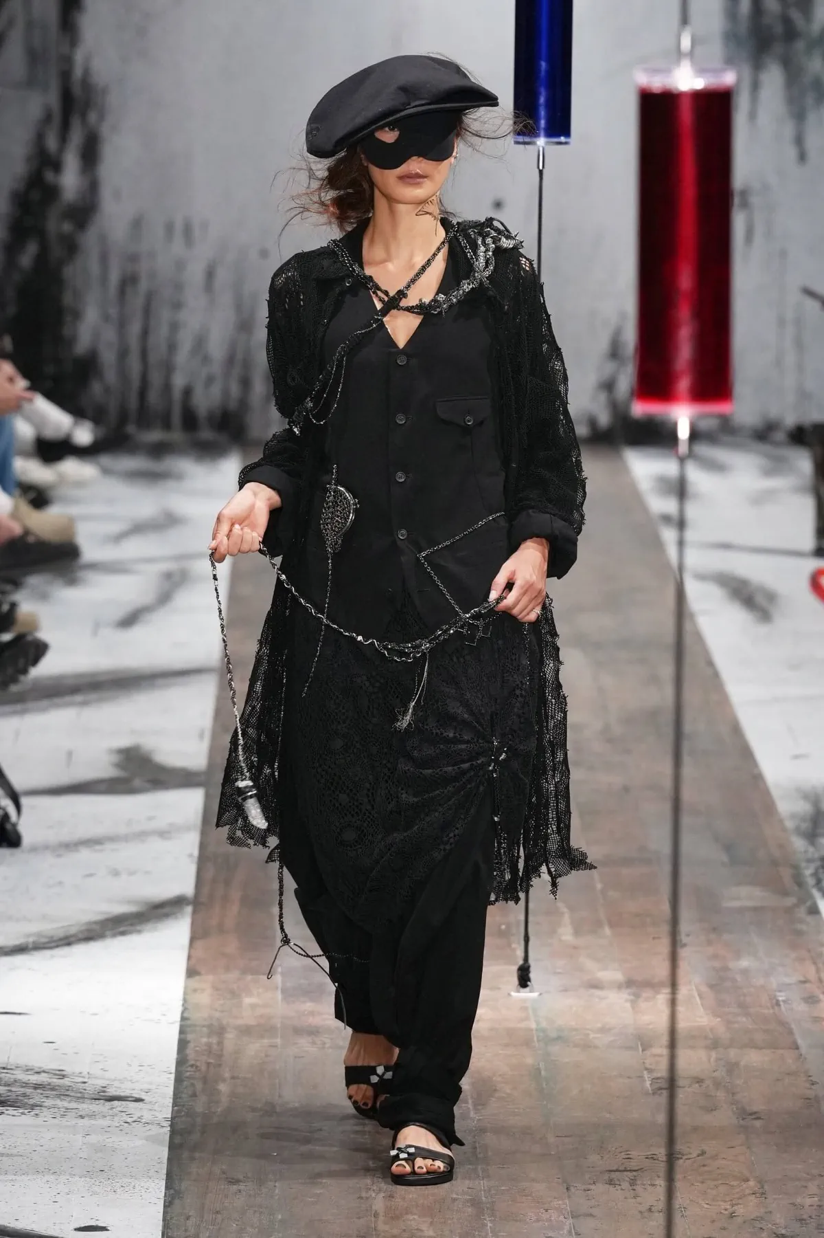 Yohji Yamamoto printemps 2027 - La leçon de l'épaule, entre chevalerie et liberté des genres