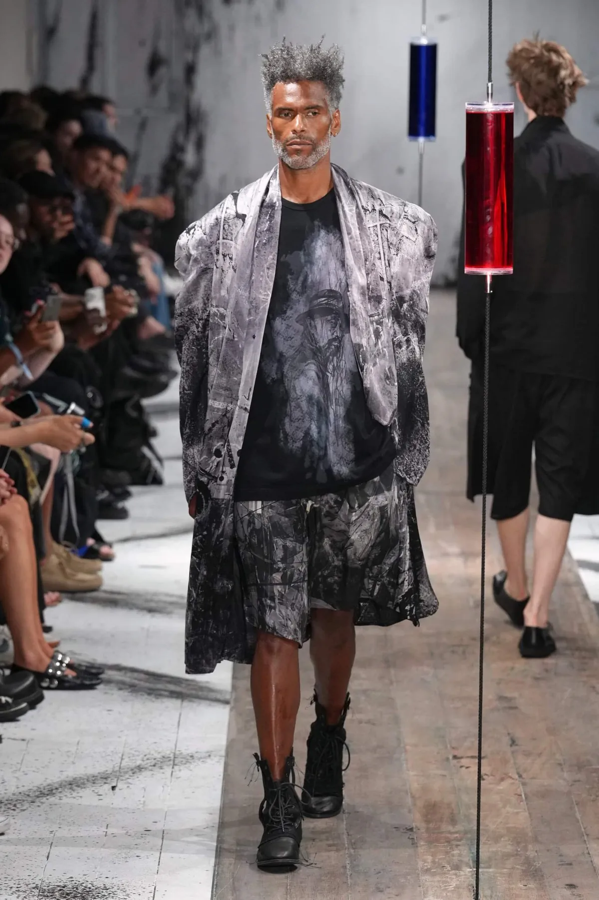Yohji Yamamoto printemps 2027 - La leçon de l'épaule, entre chevalerie et liberté des genres