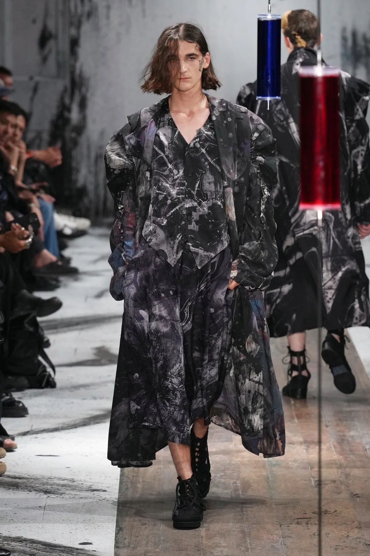 Yohji Yamamoto printemps 2027 - La leçon de l'épaule, entre chevalerie et liberté des genres