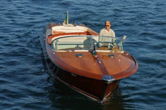Pour l’été 2026, ZEGNA et Mads Mikkelsen célèbrent l'art de vivre italien au lac Majeur