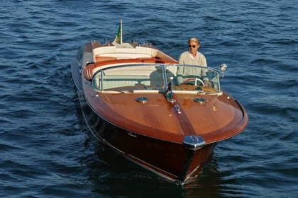 Pour l’été 2026, ZEGNA et Mads Mikkelsen célèbrent l'art de vivre italien au lac Majeur
