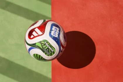 Quand adidas transforme l'emoji ballon de WhatsApp en outil de conquête planétaire pour la Coupe du monde 2026