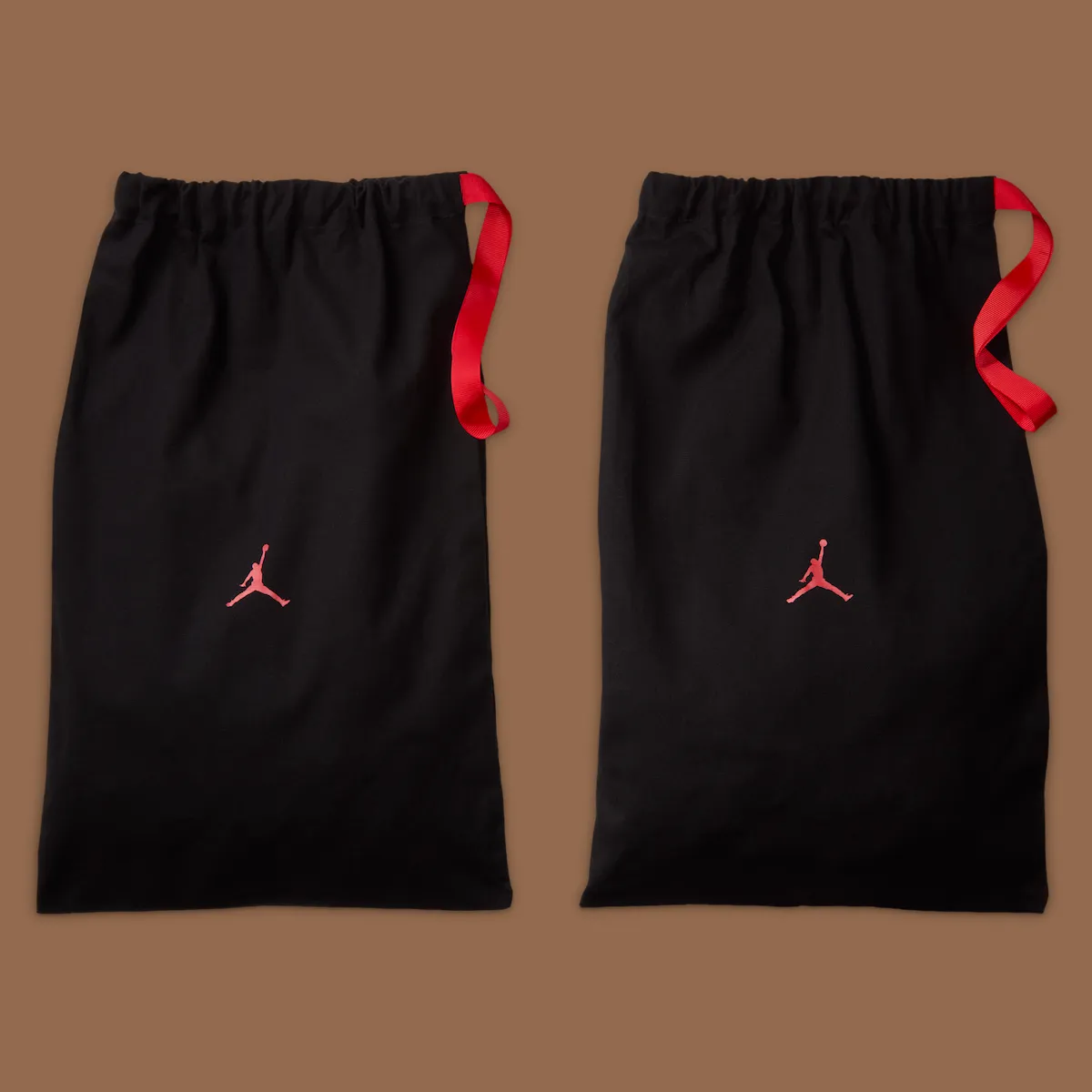 Air Jordan 8 Bin 23 11 La Air Jordan 8 « Bin 23 » transpose le golf de Michael Jordan dans un écrin de cuir