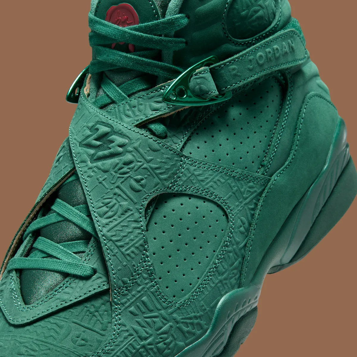 Air Jordan 8 Bin 23 6 La Air Jordan 8 « Bin 23 » transpose le golf de Michael Jordan dans un écrin de cuir