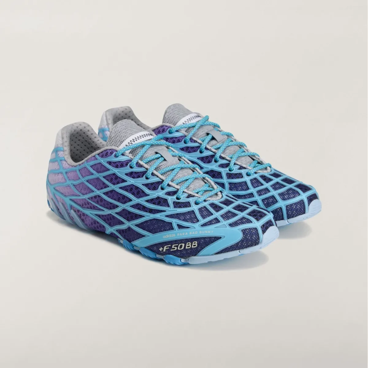 Bad Bunny et adidas Originals réveillent la F50 Ghost Sprint, hommage bleu à l'araignée-loup portoricaine