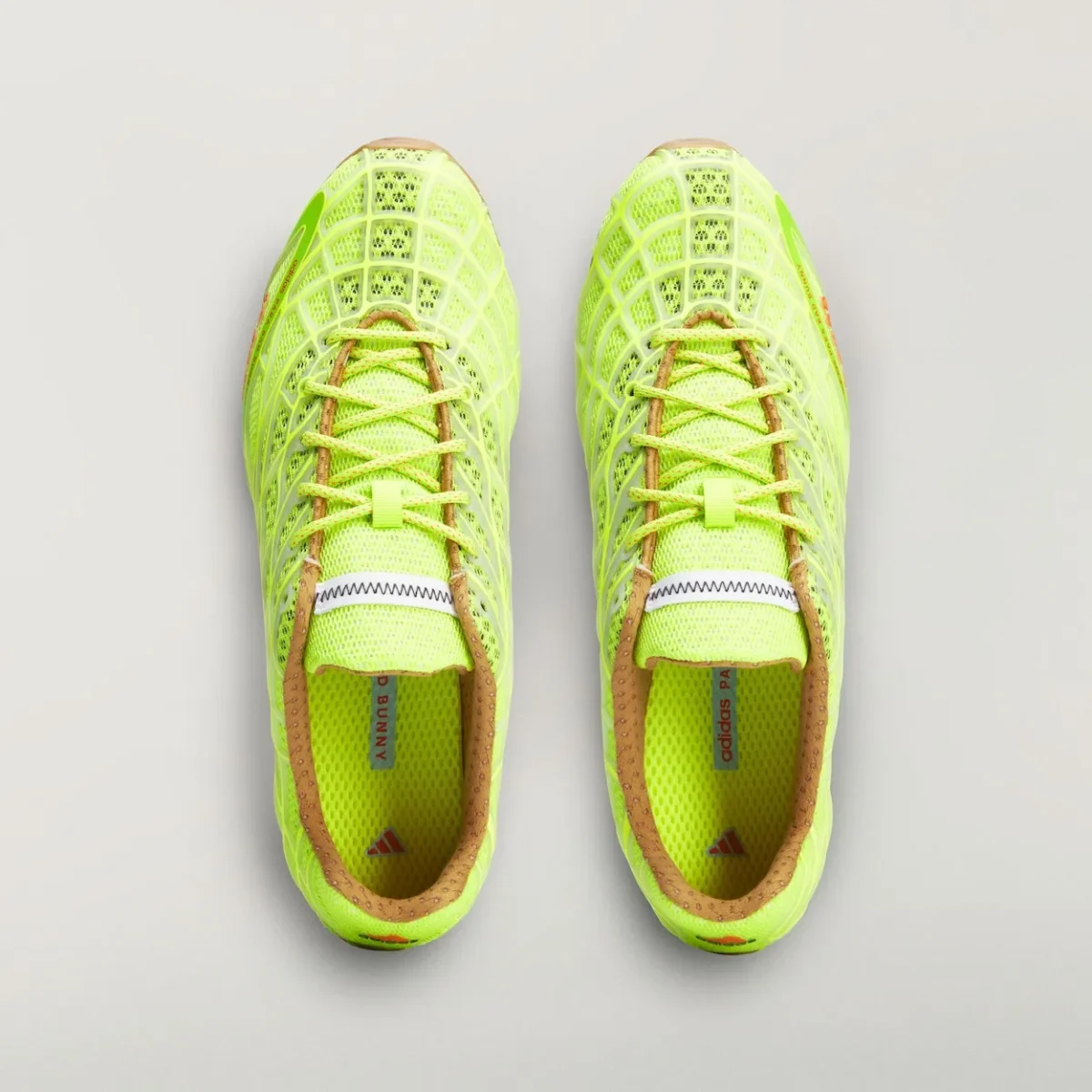 Bad Bunny et adidas Originals réveillent la F50 Ghost Sprint, hommage bleu à l'araignée-loup portoricaine