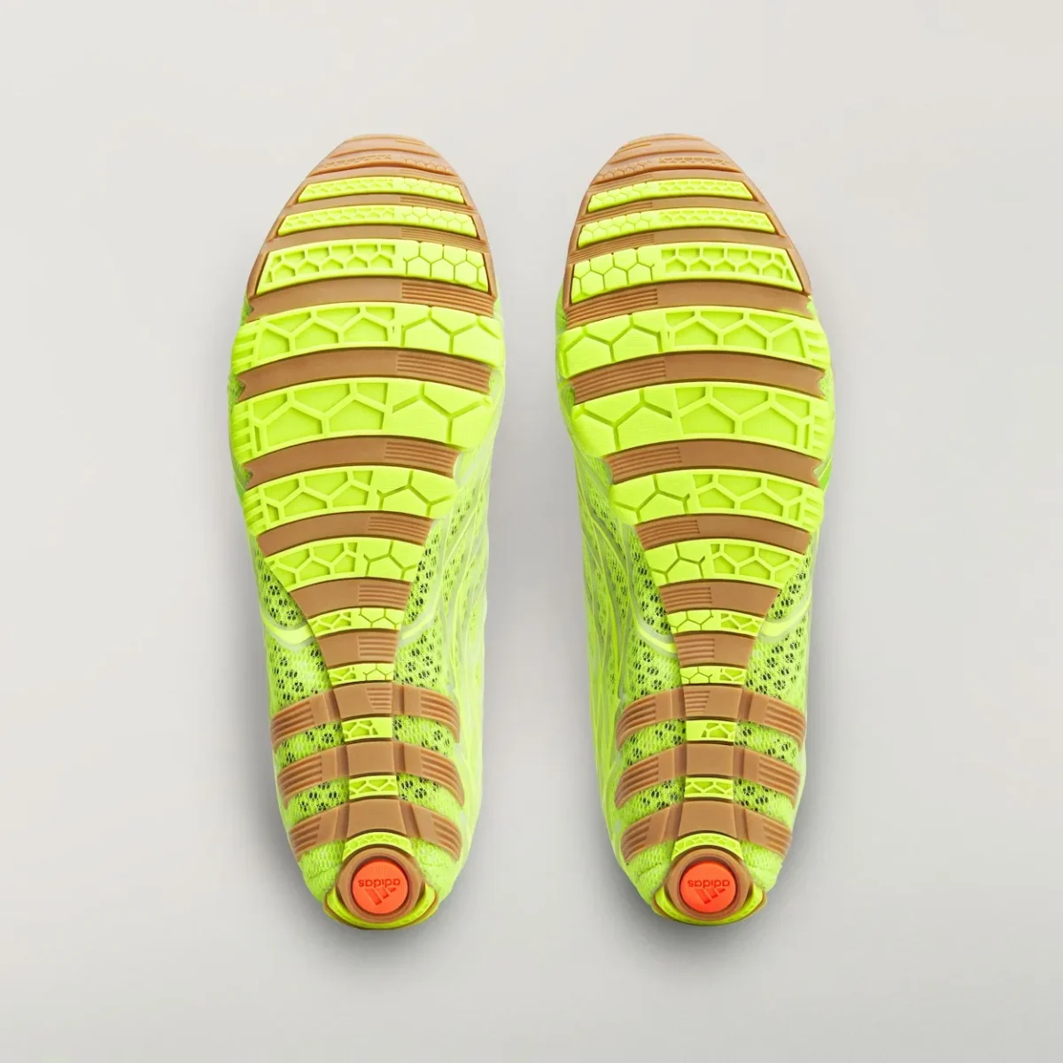 Bad Bunny et adidas Originals réveillent la F50 Ghost Sprint, hommage bleu à l'araignée-loup portoricaine