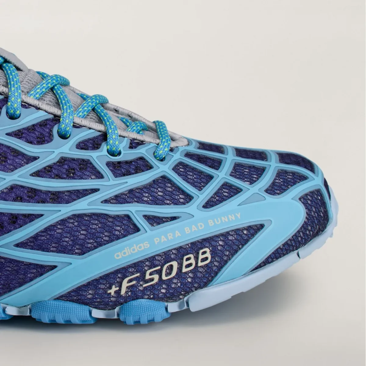 Bad Bunny et adidas Originals réveillent la F50 Ghost Sprint, hommage bleu à l'araignée-loup portoricaine
