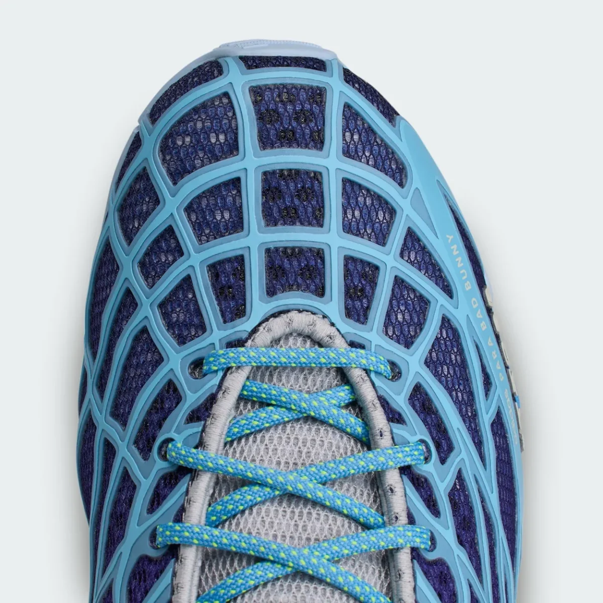 Bad Bunny et adidas Originals réveillent la F50 Ghost Sprint, hommage bleu à l'araignée-loup portoricaine