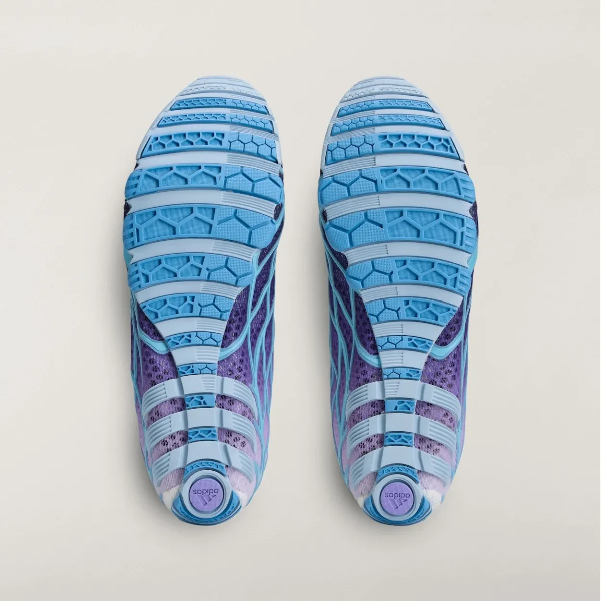 Bad Bunny et adidas Originals réveillent la F50 Ghost Sprint, hommage bleu à l'araignée-loup portoricaine