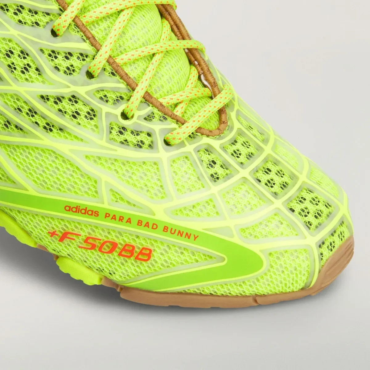 Bad Bunny et adidas Originals réveillent la F50 Ghost Sprint, hommage bleu à l'araignée-loup portoricaine