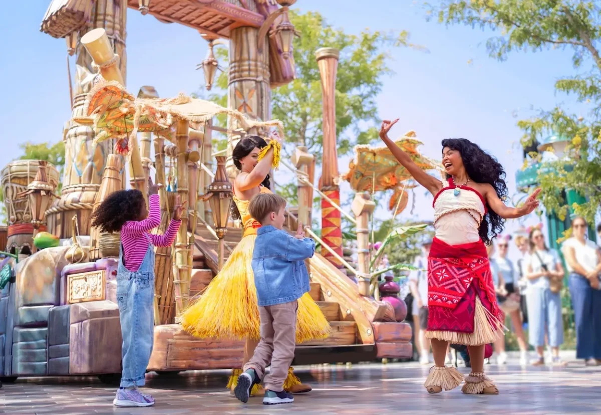 Cavalcade des princesses Disney 1 Quatre princesses embarquent sur les rives d'Adventure Bay pour enchanter Disneyland Paris