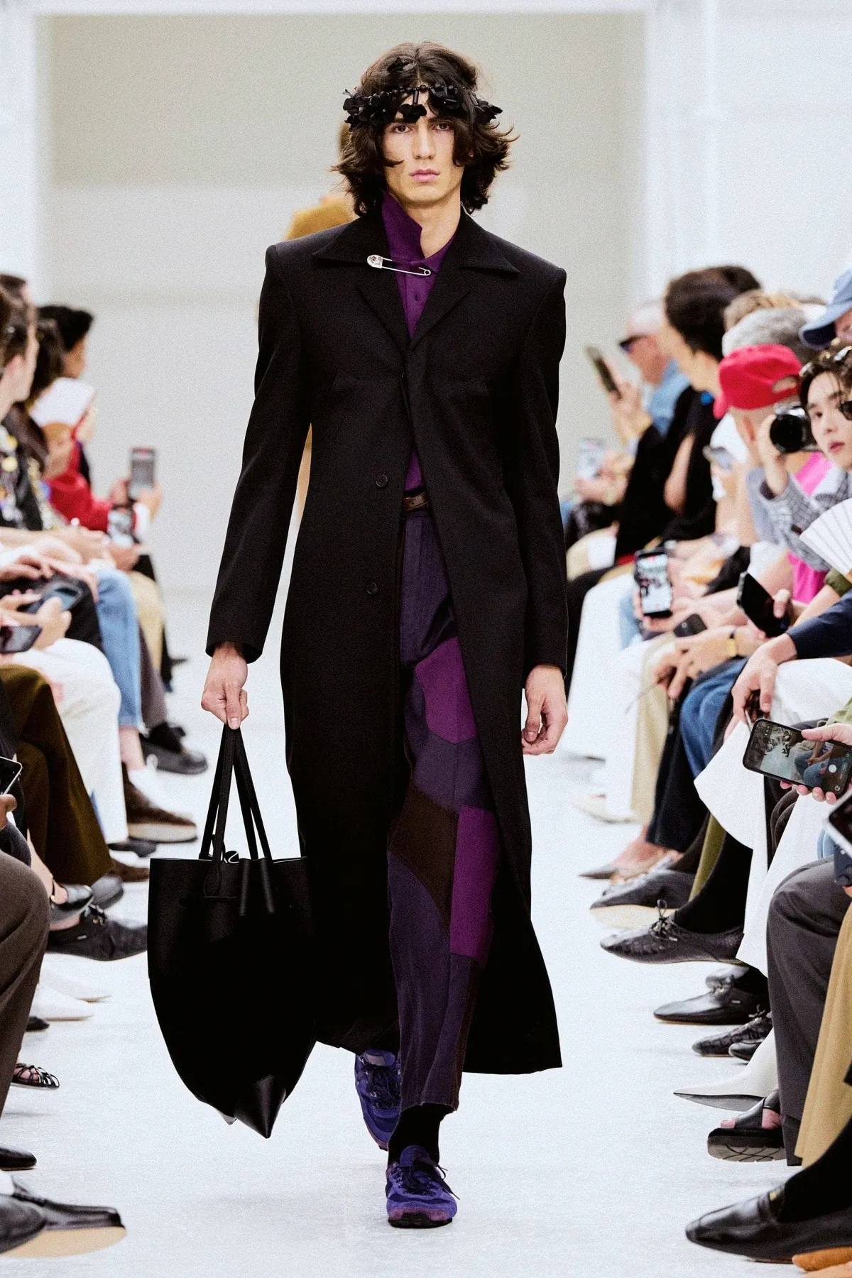 CELINE printemps 2027, Michael Rider habille des hommes libres de se contredire