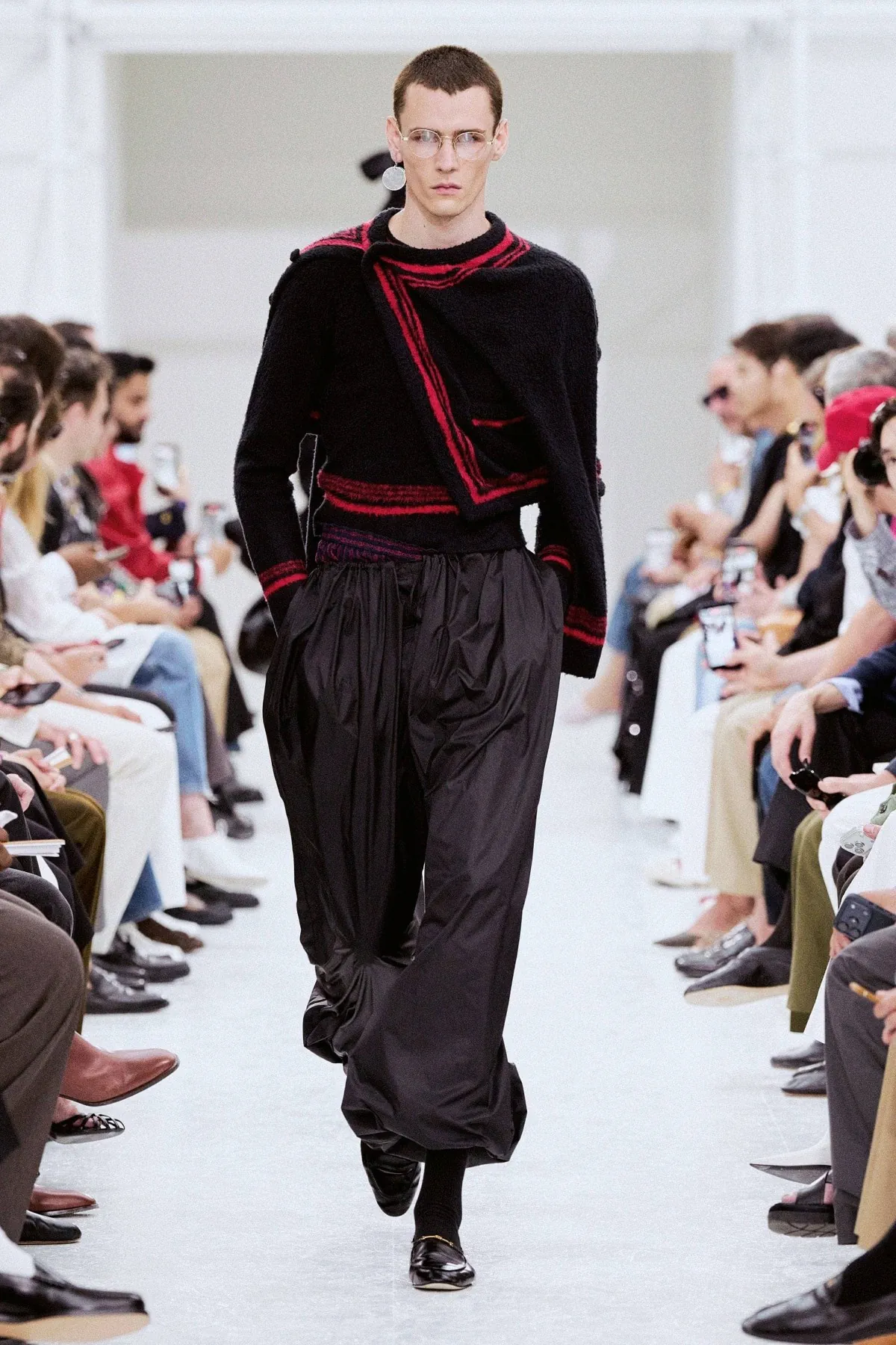 Celine Spring Summer 2027 Paris Fashion Week Mens 2 CELINE printemps 2027, Michael Rider habille des hommes libres de se contredire
