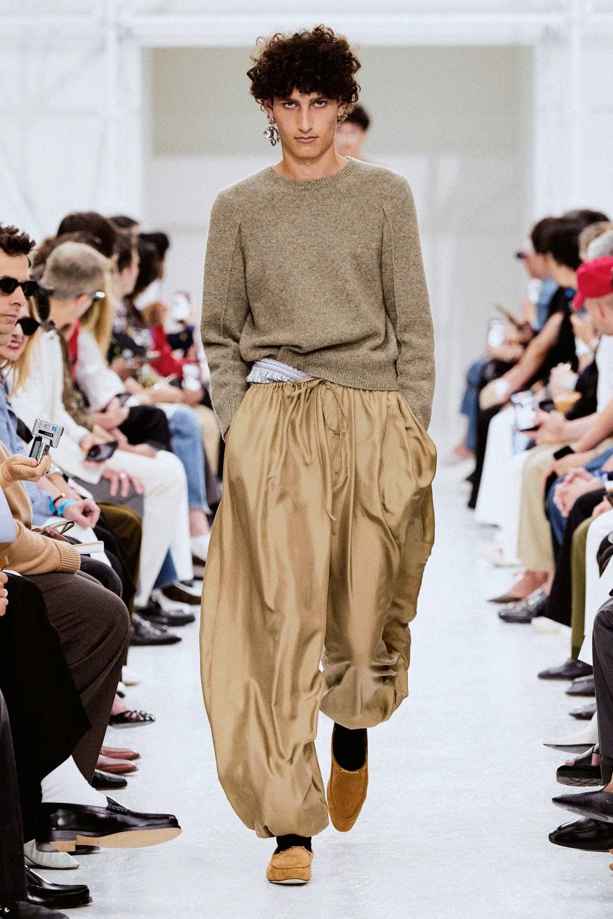 CELINE printemps 2027, Michael Rider habille des hommes libres de se contredire