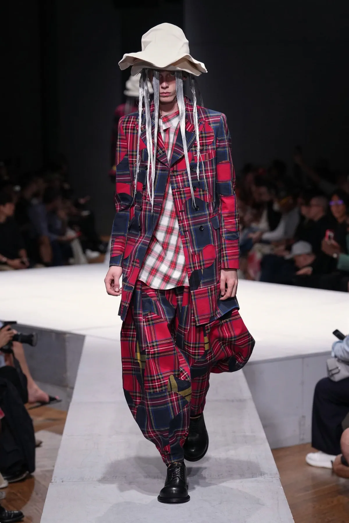 Au printemps 2027, COMME des GARÇONS Homme Plus rêve d'un monde sans guerre