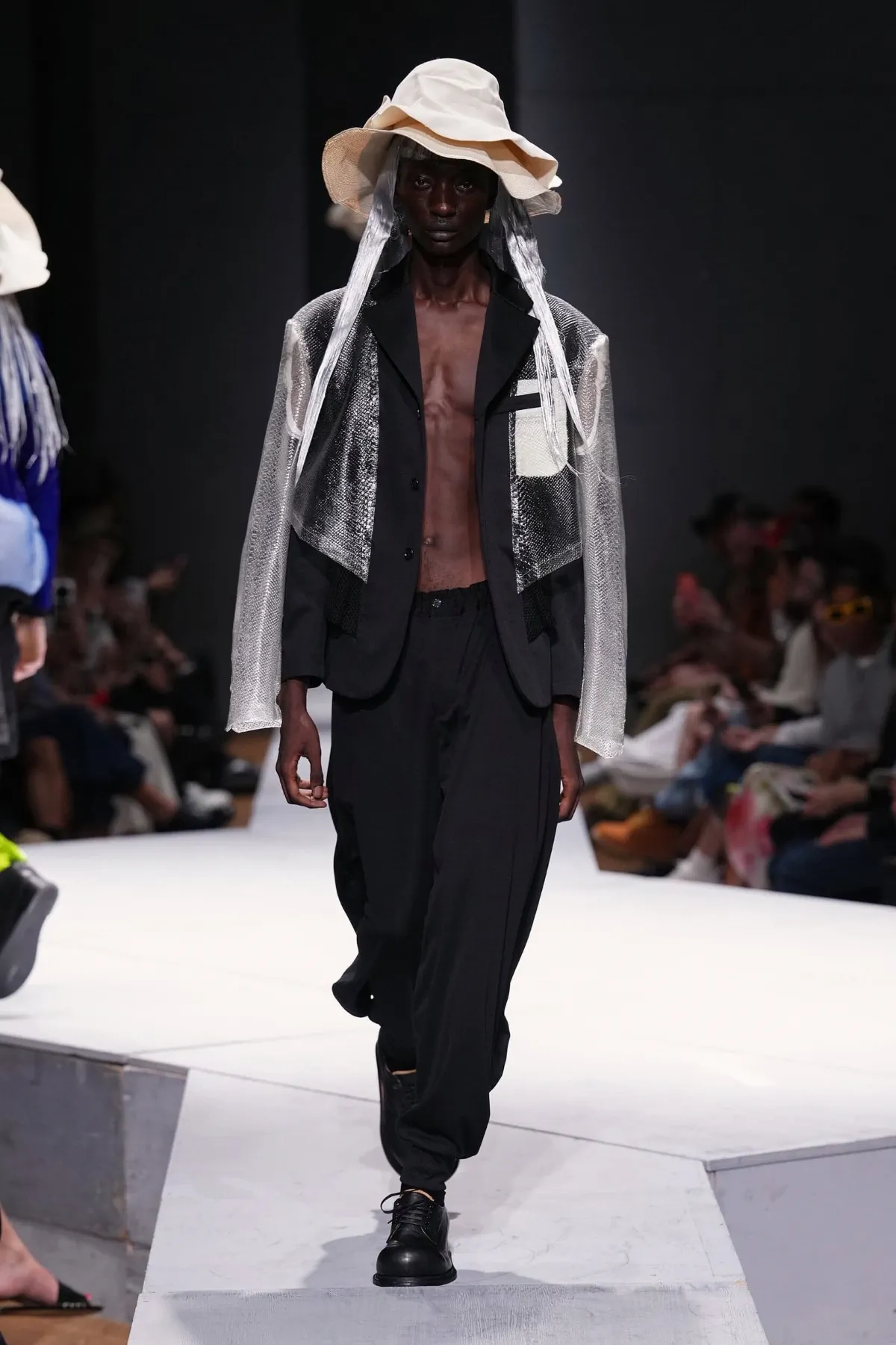 Au printemps 2027, COMME des GARÇONS Homme Plus rêve d'un monde sans guerre