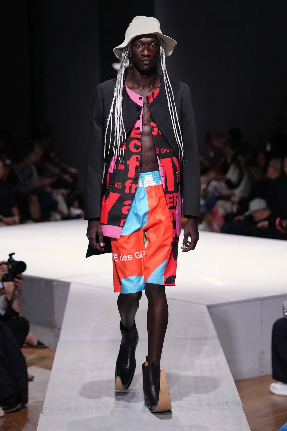 Au printemps 2027, COMME des GARÇONS Homme Plus rêve d'un monde sans guerre