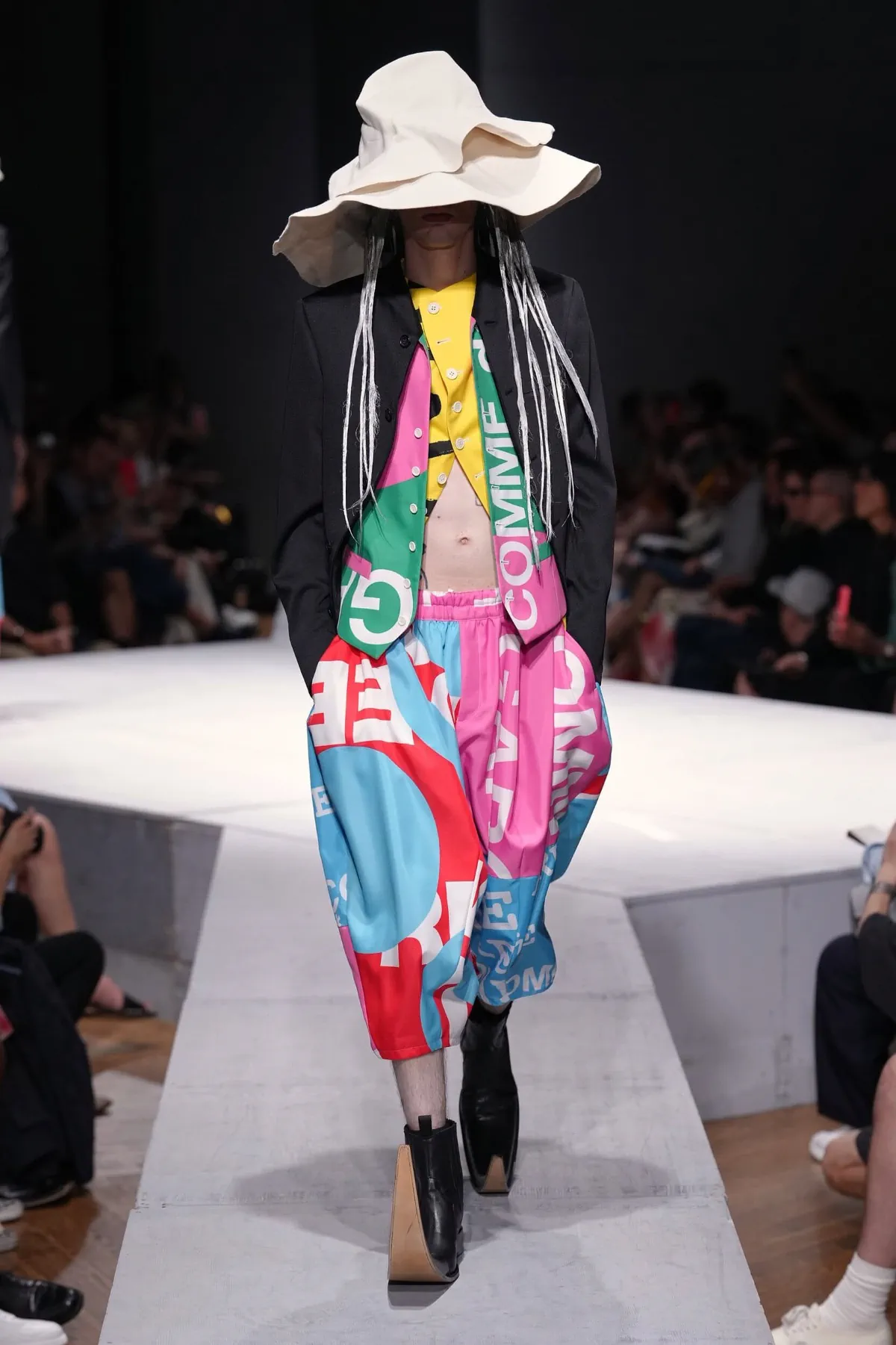 Au printemps 2027, COMME des GARÇONS Homme Plus rêve d'un monde sans guerre