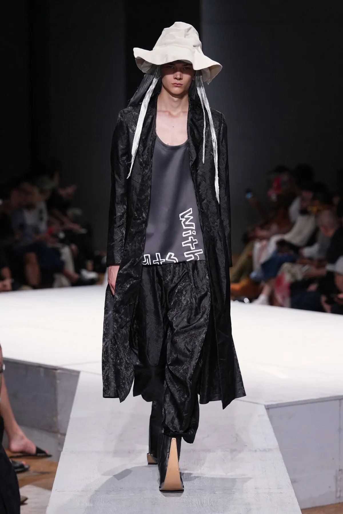 Au printemps 2027, COMME des GARÇONS Homme Plus rêve d'un monde sans guerre