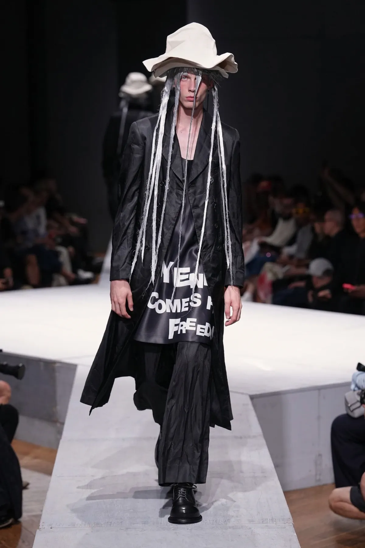 Au printemps 2027, COMME des GARÇONS Homme Plus rêve d'un monde sans guerre