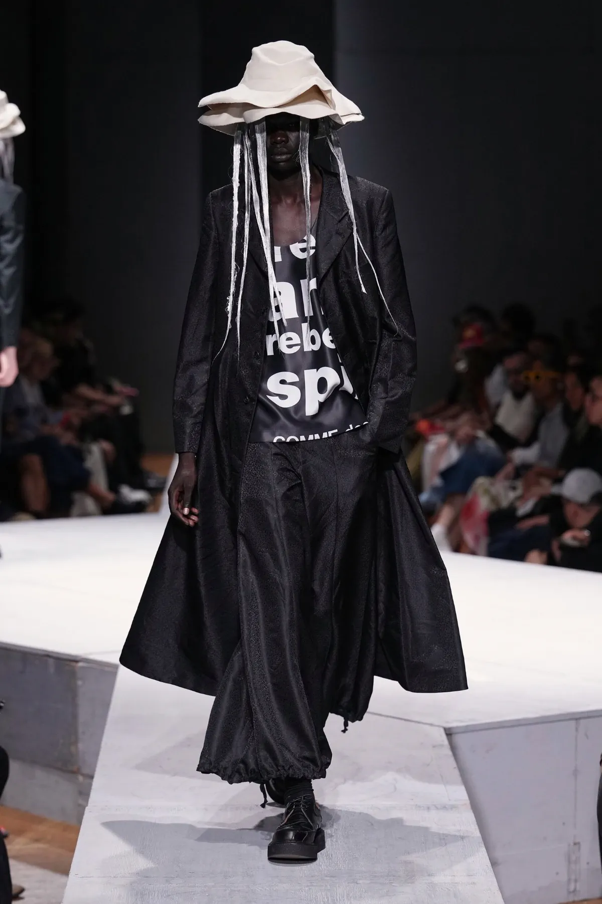 Au printemps 2027, COMME des GARÇONS Homme Plus rêve d'un monde sans guerre