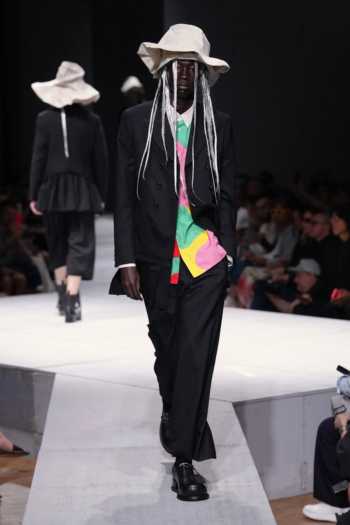 Au printemps 2027, COMME des GARÇONS Homme Plus rêve d'un monde sans guerre