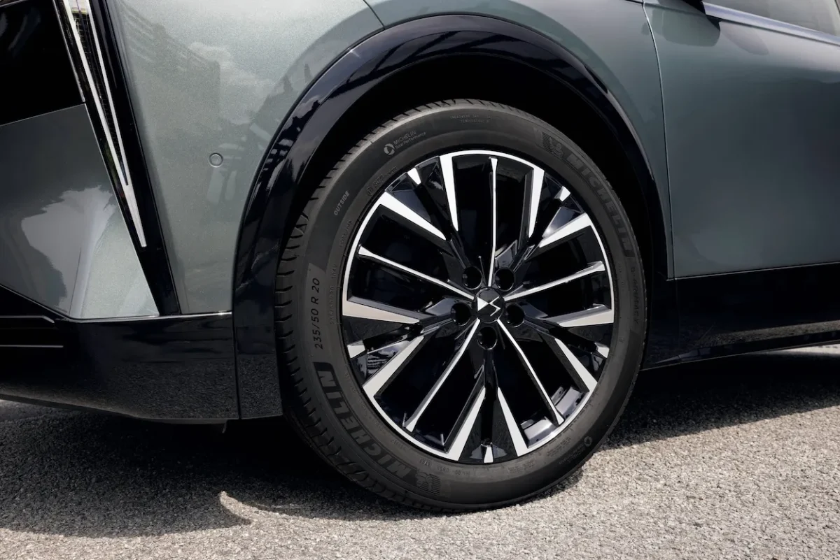 DS Number 7 5 DS N°7 : le pari de l'habitabilité face aux SUV premium allemands