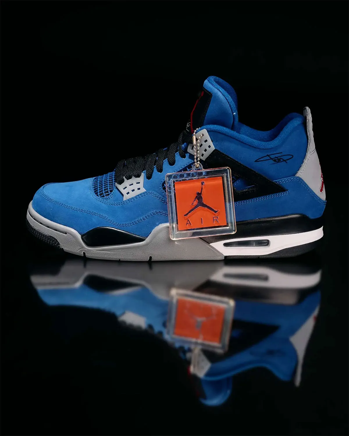 Eminem met aux encheres 100 paires de baskets autographiees 1 Eminem met aux enchères 100 paires de baskets autographiées pour sa fondation