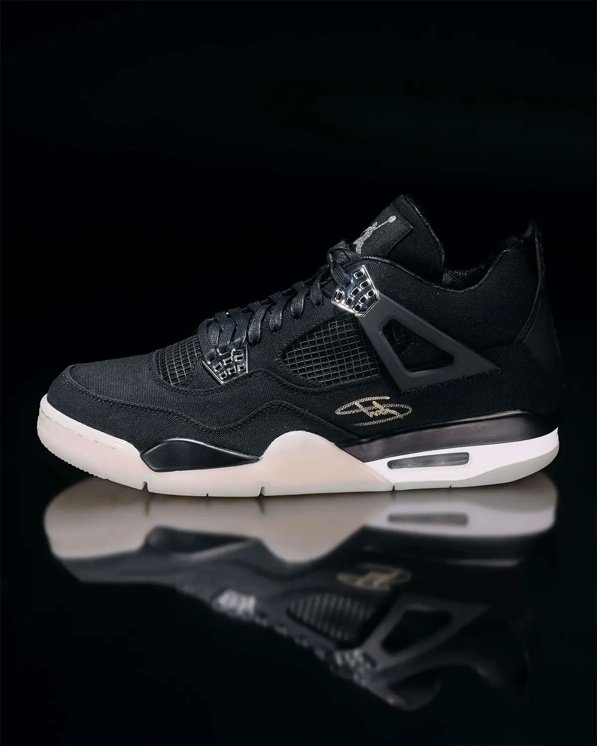 Eminem met aux encheres 100 paires de baskets autographiees 3 Eminem met aux enchères 100 paires de baskets autographiées pour sa fondation