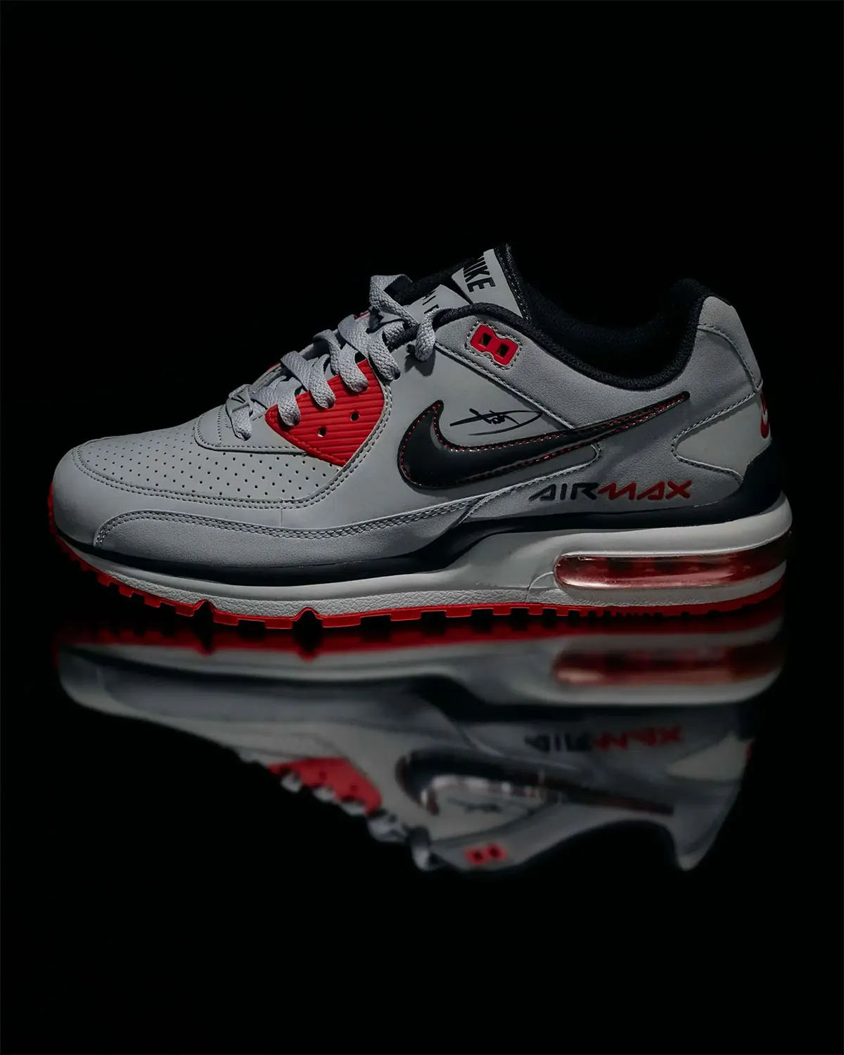 Eminem met aux encheres 100 paires de baskets autographiees 4 Eminem met aux enchères 100 paires de baskets autographiées pour sa fondation