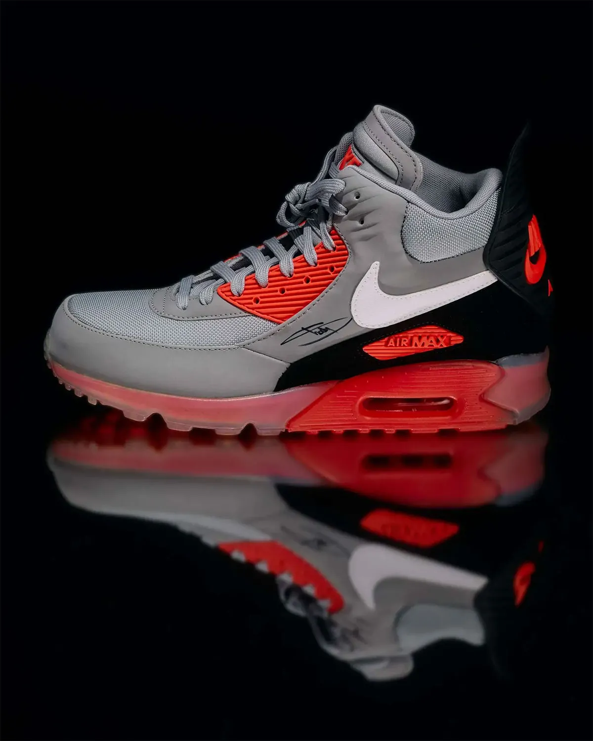 Eminem met aux encheres 100 paires de baskets autographiees 5 Eminem met aux enchères 100 paires de baskets autographiées pour sa fondation