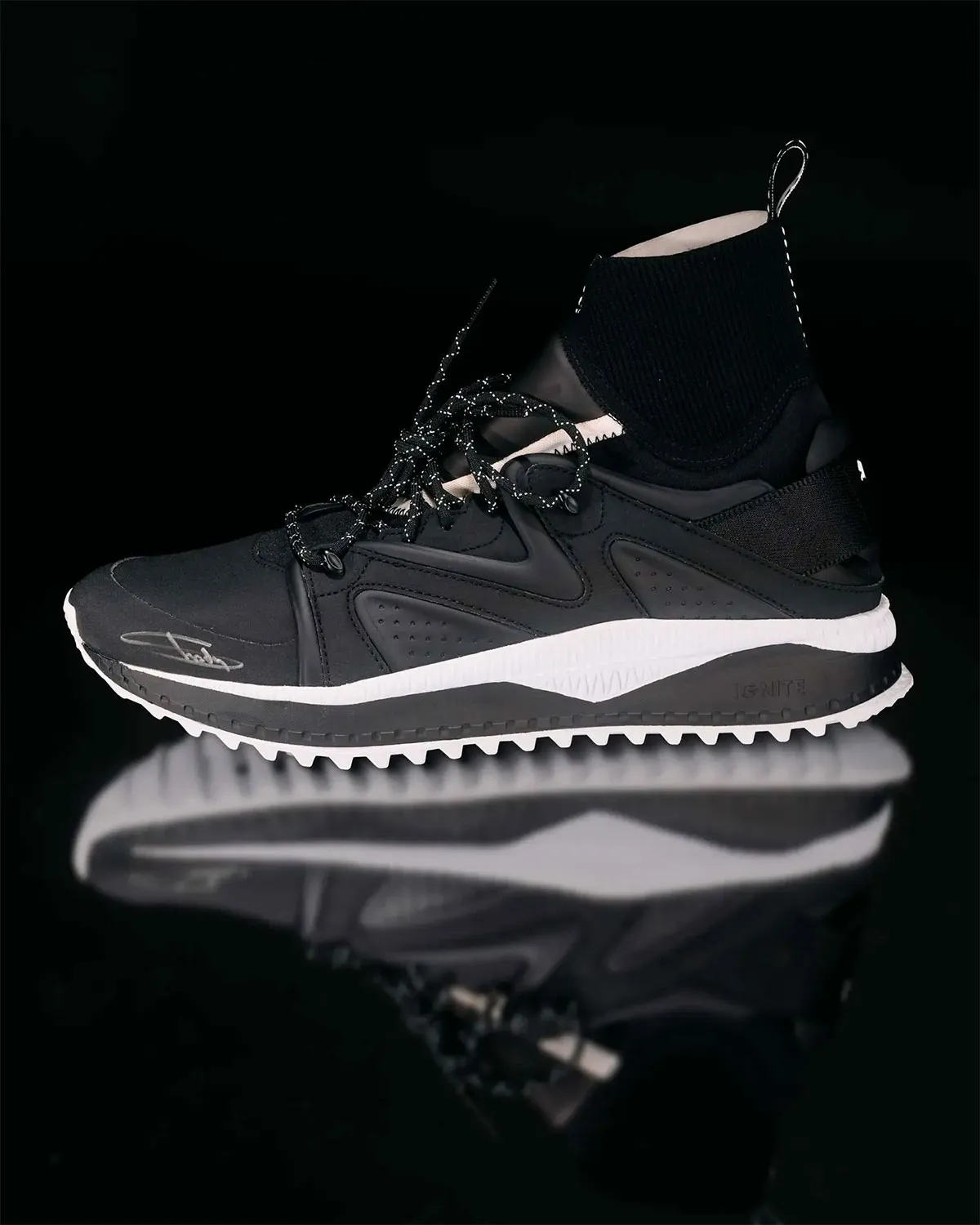Eminem met aux encheres 100 paires de baskets autographiees 6 Eminem met aux enchères 100 paires de baskets autographiées pour sa fondation